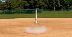 Read more about the article Model rocket enthusiasts are learning how to do vertical landings