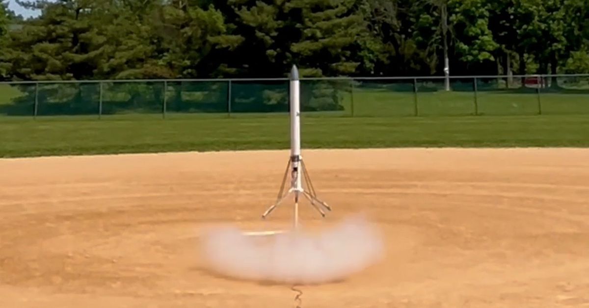 You are currently viewing Model rocket enthusiasts are learning how to do vertical landings