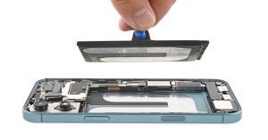 Read more about the article Watch the iPhone 16’s electrically-charged battery replacement process